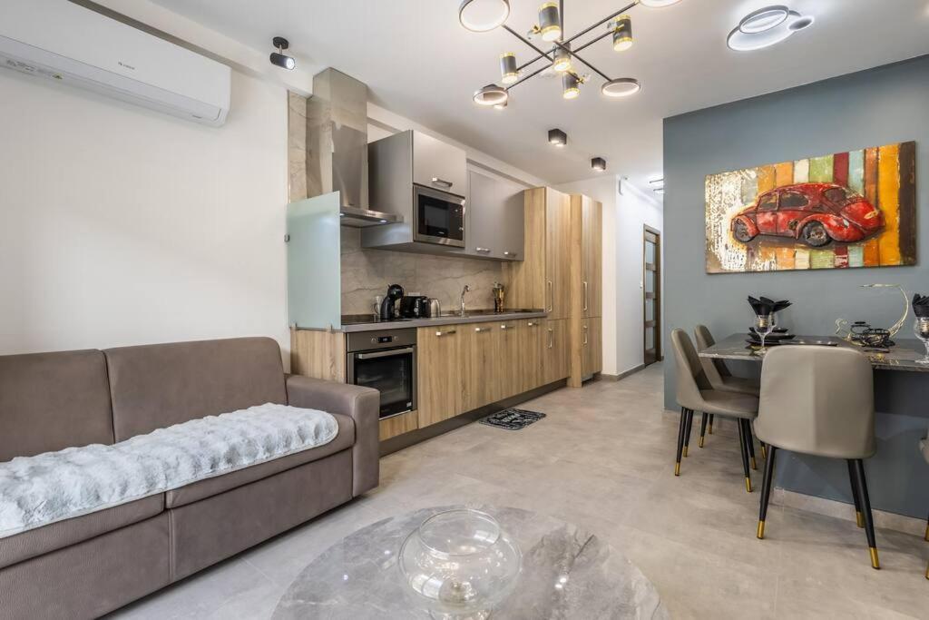 Nocturnal Elegance Apartment By Solea 슬리에마 외부 사진